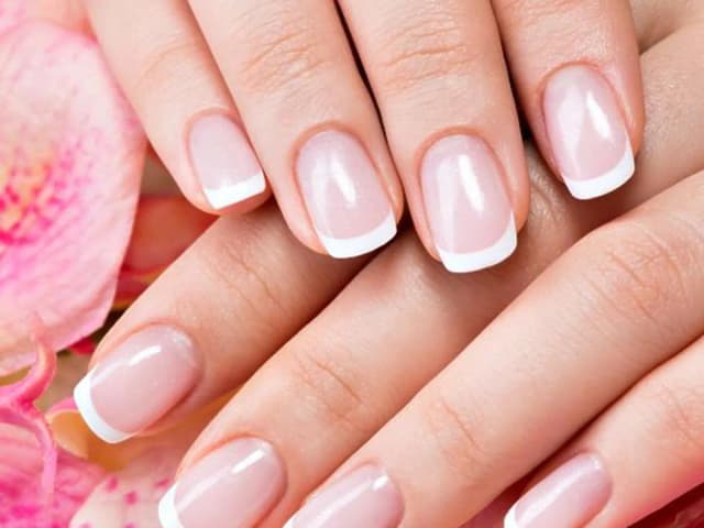 Jak zrobić francuski manicure samemu bez błędów – prosty poradnik krok po kroku Jak zrobić francuski manicure samemu bez błędów – prosty poradnik krok po kroku