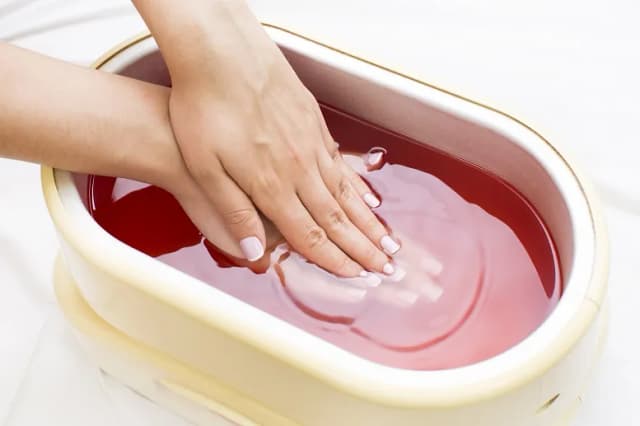 Parafina na dłonie przed czy po manicure - co wybrać dla najlepszych efektów? Parafina na dłonie przed czy po manicure - co wybrać dla najlepszych efektów?