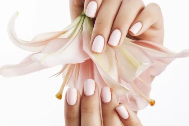 Jak zmyć manicure japoński? Prawda o jego trwałości i pielęgnacji Jak zmyć manicure japoński? Prawda o jego trwałości i pielęgnacji