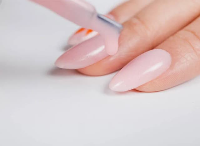 Manicure hybrydowy z nadbudową – co to jest i dlaczego warto? Manicure hybrydowy z nadbudową – co to jest i dlaczego warto?
