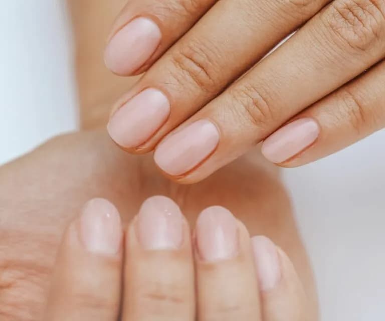 Manicure leczniczy na czym polega? Poznaj jego korzyści dla zdrowia paznokci Manicure leczniczy na czym polega? Poznaj jego korzyści dla zdrowia paznokci