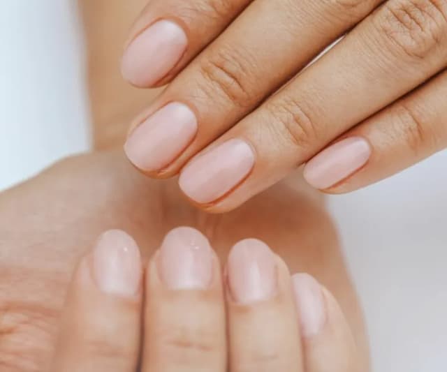 Manicure leczniczy na czym polega? Poznaj jego korzyści dla zdrowia paznokci Manicure leczniczy na czym polega? Poznaj jego korzyści dla zdrowia paznokci