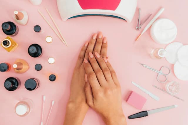 Czy manicure żelowy jest szkodliwy? Odkryj ryzyka i korzyści Czy manicure żelowy jest szkodliwy? Odkryj ryzyka i korzyści