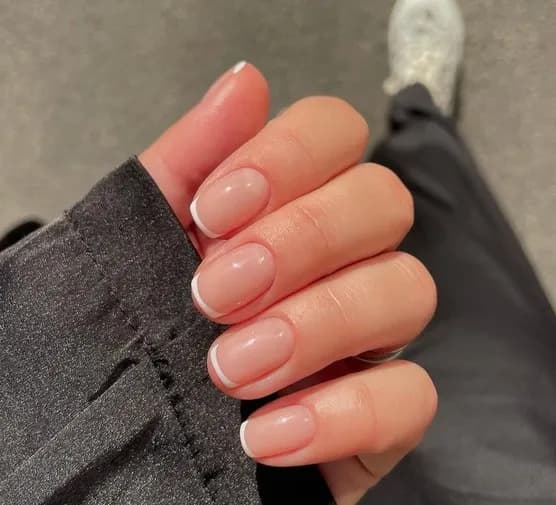 Kim Kardashian i jej wyjątkowe style manicure francuskiego Kim Kardashian i jej wyjątkowe style manicure francuskiego