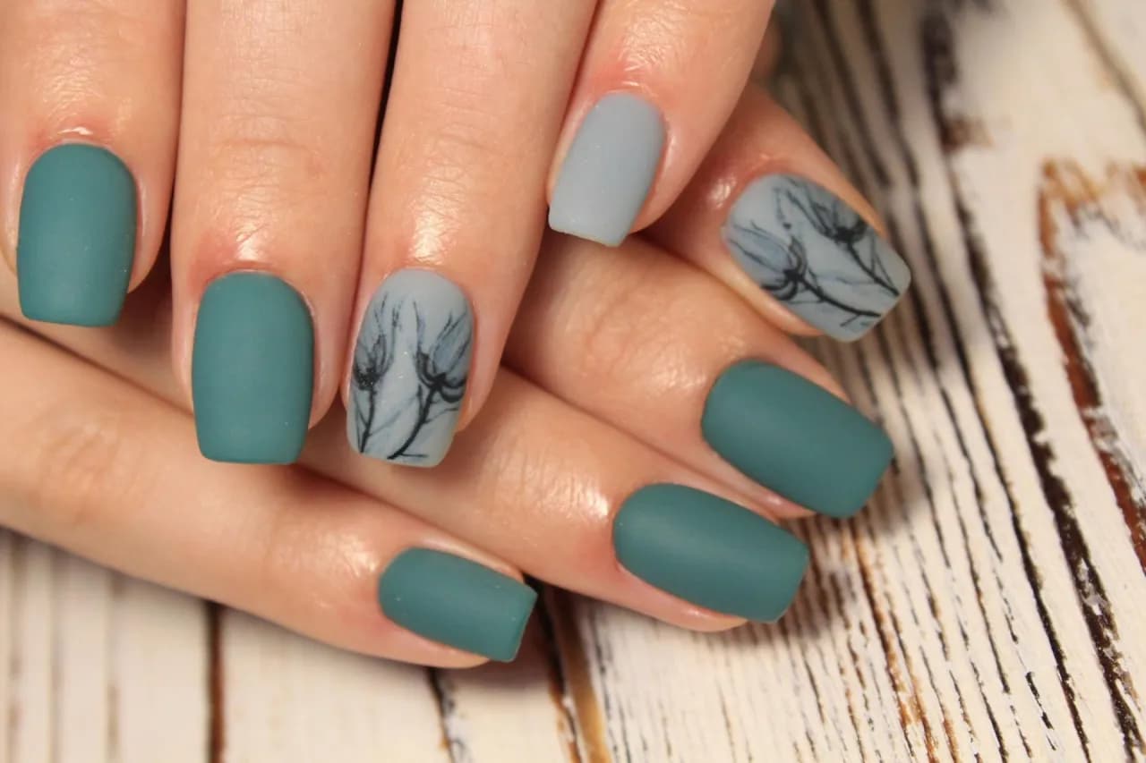 Ile kosztuje manicure tytanowy? Sprawdź, co wpływa na cenę Ile kosztuje manicure tytanowy? Sprawdź, co wpływa na cenę