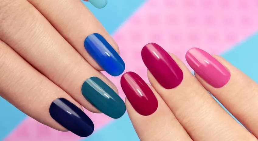Jak długo robi się manicure hybrydowy? Poznaj czas i sekrety! Jak długo robi się manicure hybrydowy? Poznaj czas i sekrety!