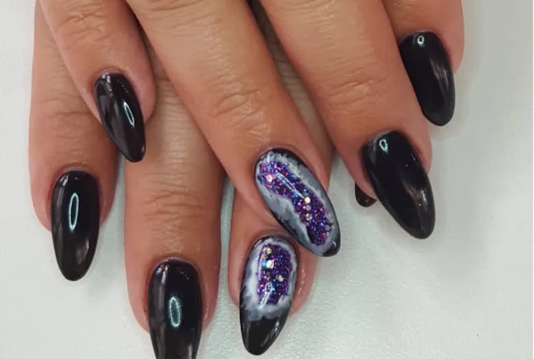 Manicure mineralny co to jest? Zalety, etapy i pielęgnacja paznokci po zabiegu Manicure mineralny co to jest? Zalety, etapy i pielęgnacja paznokci po zabiegu
