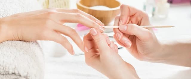Jak skutecznie moczyć skórki przed manicure, by uniknąć problemów? Jak skutecznie moczyć skórki przed manicure, by uniknąć problemów?