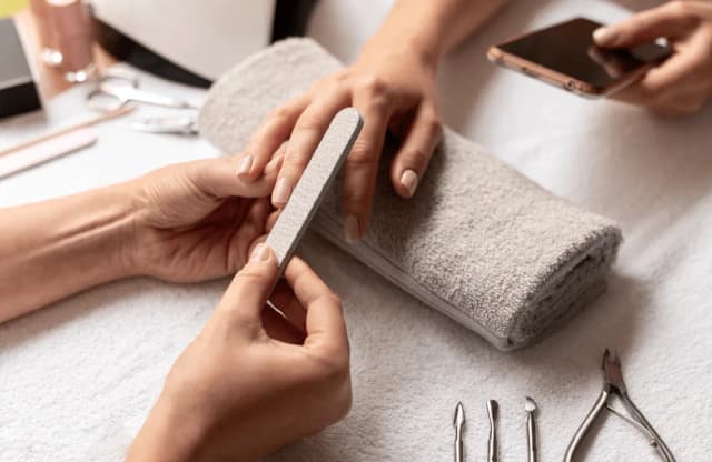 Chiński manicure co to jest i dlaczego warto go wypróbować Chiński manicure co to jest i dlaczego warto go wypróbować