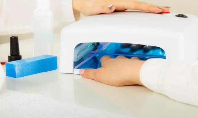 Manicure hybrydowy na czym polega – wszystko, co musisz wiedzieć przed zabiegiem Manicure hybrydowy na czym polega – wszystko, co musisz wiedzieć przed zabiegiem