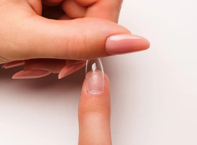 Ile trwa manicure żelowy? Poznaj czas i tajniki perfekcyjnego stylu Ile trwa manicure żelowy? Poznaj czas i tajniki perfekcyjnego stylu
