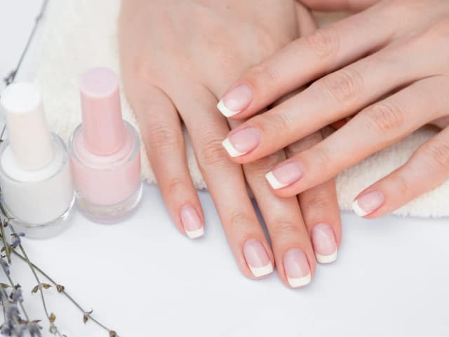 Ile kosztuje french manicure u kosmetyczki? Ceny, które zaskakują Ile kosztuje french manicure u kosmetyczki? Ceny, które zaskakują