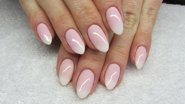 Jak zrobić manicure hybrydowy ombre - proste kroki i błędy do uniknięcia Jak zrobić manicure hybrydowy ombre - proste kroki i błędy do uniknięcia