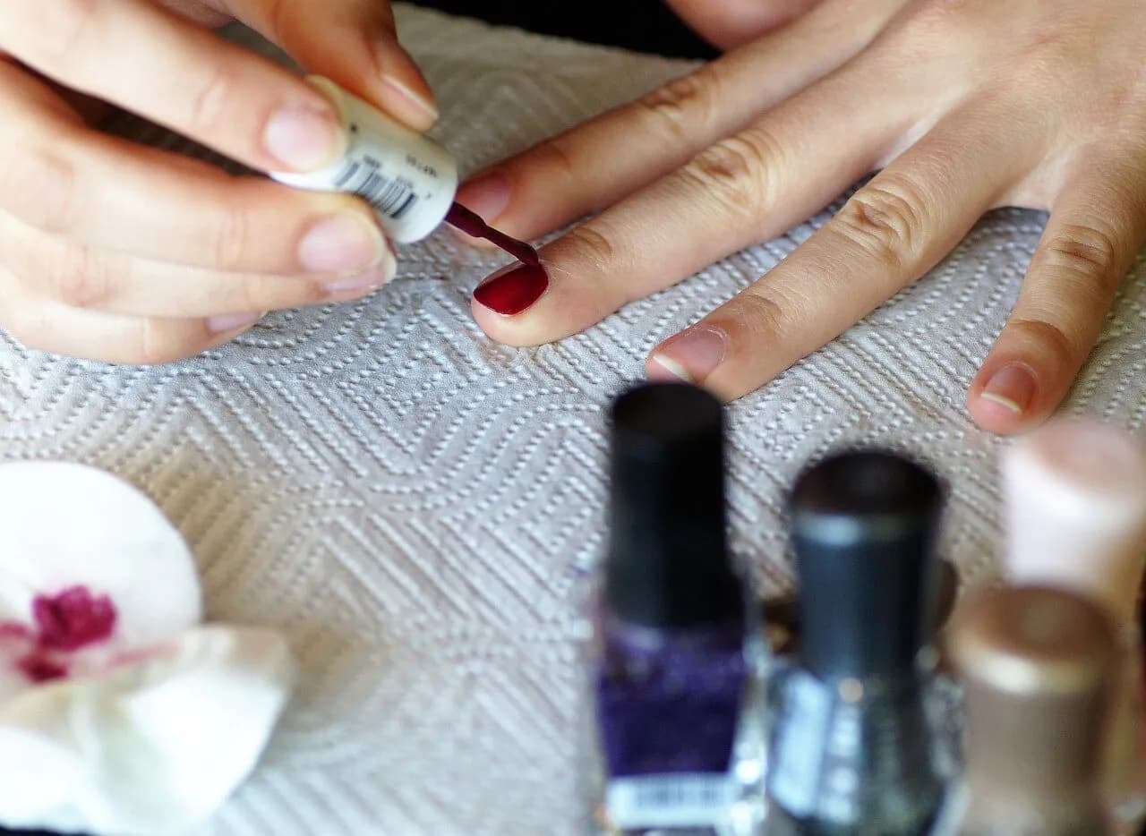 Jak przygotować skórki do manicure, aby uniknąć pęknięć i uszkodzeń Jak przygotować skórki do manicure, aby uniknąć pęknięć i uszkodzeń